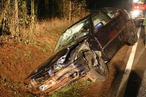 Bild: Das stark beschädigte Fahrzeug eines der Unfallbeteiligten