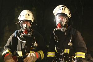 Bild: Ein Atemschutztrupp wartet auf seinen Einsatz