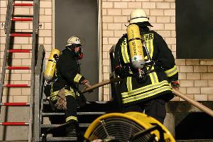 Bild: Vornahme eines Schlauchs in das Brandhaus