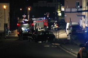 Bild: Nachdem die Fahrerin ein anderes, parkendes Fahrzeug gerammt hatte, kam sie an einem Brückengeländer zum Stehen