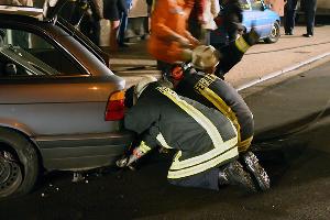 Bild: Die Seilwinde wird angeschlagen, um das Fahrzeug für die weiteren Arbeiten zu sichern