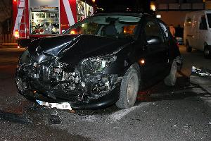 Bild: Auch das parkende Fahrzeug wurde schwer beschädigt