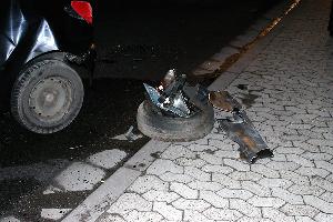 Bild: Durch die Wucht des Aufpralls wurde das Reserverad aus seiner Verankerung gerissen