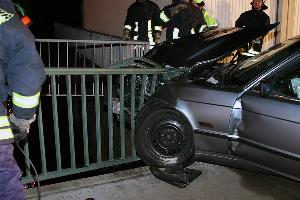 Bild: Das Brückengeländer drang weit in den Motorraum ein