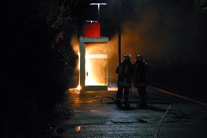 Bild: Ein Wartehäuschen brannte am Abend des 18. Februar 2006 am Bahnhof in Dirmingen
