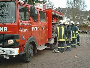 Bild: Entnahme von Geräten aus dem Löschfahrzeug LF8