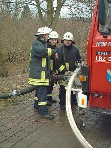 Bild: Ausbildung an der Vorbaupumpe des Löschfahrzeug LF8