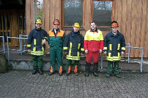 Bild: Die Lehrgangsteilnehmer (v. l. n .r): Christian Holz, Jochen Couturier (beide LB Eppelborn), Rainer Wagner (LB Dirmingen), Forstarbeitsmeister Roman Kasper (Ausbilder Forstarbeitsschule), Dieter Schmidt (LB Hierscheid)