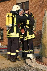 Bild: Vorbereiten für den Atemschutzeinsatz