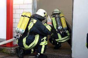 Bild: EinTrupp betritt die verqualmte Werkstatt