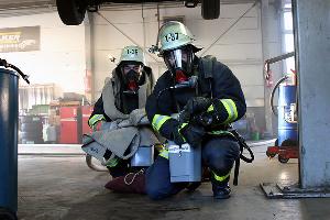 Bild: Vollständig ausgerüstet im Innenangriff - Die Arbeit unter Atemschutz ist anstrengend und verlangt besondere Ausbildung und eine regelmäßige medizinische Tauglichkeitsuntersuchung