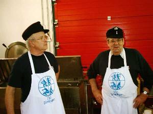 Bild: Die Köche Günter Braun und Werner Kraß nach getaner Arbeit.