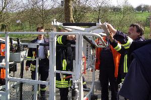 Bild: Montage der Krankentragenhalterung am Korb der Drehleiter