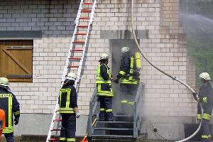 Bild: Unter realistischen Bedingungen konnten beide Löschbezirke am Trümmerhaus der Landesfeuerwehrschule üben