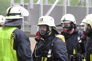 Bild: Vom Einsatzleiter erhalten die vorgehenden Trupps den Auftrag, den eingeklemmten Arbeiter zu befreien