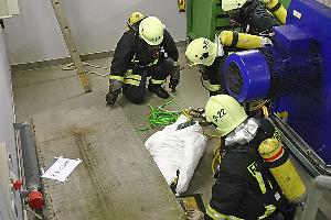 Bild: Die Betonplatte, unter der der Arbeiter eingeklemmt ist, wird angehoben