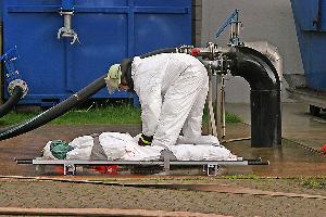 Bild: Gerettet: Der befreite Arbeiter wird an weitere Kräfte übergeben