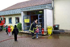 Bild: Spielerisch lernten die Kinder die Feuerwehr und ihre Geräte kennen