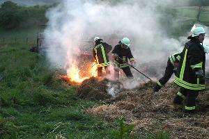Bild: Nachlöscharbeiten: Auch am späten Abend fanden sich noch Glutnester im dichten Stroh