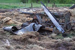 Bild: Die in der Scheune gelagerten landwirtschaftlichen Geräte wurde bei dem Brand völlig zerstört