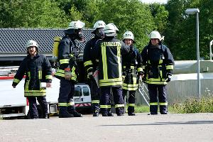 Bild: Die Einsatzkräfte aus beiden Löschbezirken rüsteten sich mit Atemschutzgeräten aus