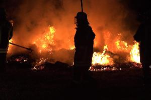 Bild: Die Löschbezirke Wustweiler und Humes waren beim Brand von mehreren Heuballen gemeinsam im Einsatz