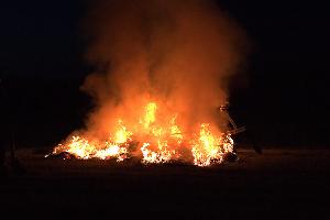 Bild: Mit Heugabeln musste das brennende Stroh auseinandergezogen werden
