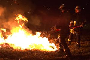Bild: Die Einsatzkräfte ließen die Strohballen kontrolliert abbrennen