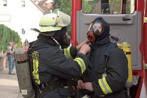 Bild: Vorbereiten eines Trupp für den Atemschutzeinsatz