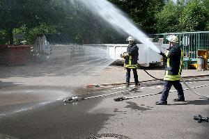 Bild: Überzeugendes Experiment gegen den Einsatz des Schnellangriffsschlauchs im Innenangriff: Wesentlich geringere Leistung des Hohlstrahlrohres am Schnellangriffschlauch im Vergleich zum Standard-C-Schlauch