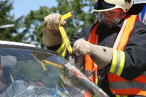 Bild: Mit einer Glassäge wird die Frontscheibe des Wagens herausgetrennt