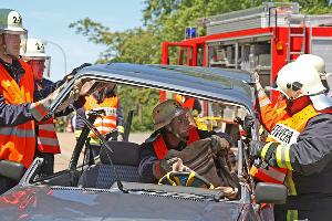 Bild: Der Patient wird während des gesamten Rettungsarbeiten betreut und mit einer Decke vor Splittern geschützt