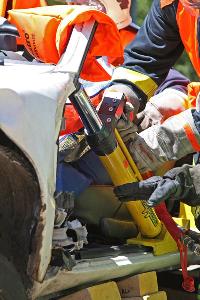 Bild: Mit einem hydraulischen Rettungszylinder wird der Vorderwagen weggedrückt und der Patientenraum vergrößert