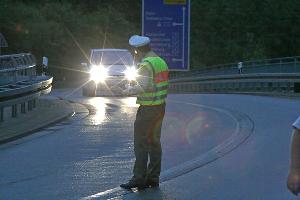 Bild: Die Polizei musste während der Arbeit der Feuerwehr den Verkehr an der Unfallstelle regeln
