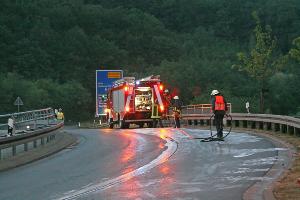 Bild: Rund 200 Meter der Fahrbahn mussten mit Ölbindemittel gereinigt werden