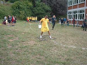 Bild: Ralf Pulch war bei einer reinen Frauenmannschaft gemeldet und musste sich auch so kleiden.