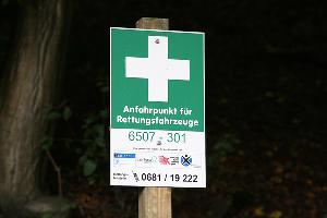Bild: Schilder wie dieses machen es im Falle eines Unfalls einfacher, die benachrichtigten Rettungskräfte zu einem eindeutig bezeichneten Treffpunkt und damit auch zur Unfallstelle zu lenken