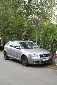 Bild: Deutlicher geht's fast nicht mehr: Ordnungswidriges Parken direkt unter dem Halteverbotsschild