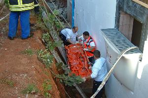 Bild: Mit Leinen wird die Korbtrage in die Grube angelassen