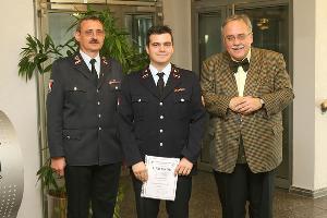 Bild: Lars Eisenbeis aus Dirmingen, der vom Löschmeister zum Oberlöschmeister befördert wurde zusammen mit Wehrführer Hermann Josef Recktenwald (links) und Bürgermeister Fritz-Hermann Lutz (rechts)