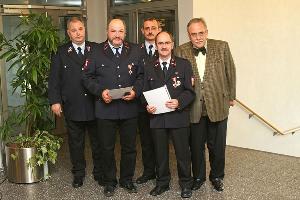 Bild: Sie wurden für 35 Jahre aktiven Dienst ausgezeichnet: Franz Josef Riehm aus Humes und Wolfgang Götzinger aus Wiesbach (vordere Reihe), zusammen mit Bürgermeister Lutz, Wehrführer Recktenwald und dem stellvertretenden Kreisbrandinspekteur Werner Thom (ganz links)