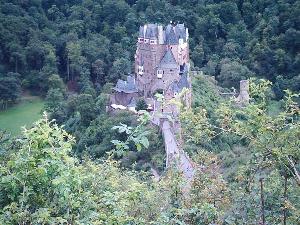Bild: Die Burg Eltz bei Münstermaifeld