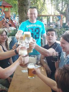 Bild: Sichtlichen Spaß gab es beim Moaßtrinken am Ufer der Mosel