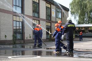 Bild: Mit mehreren Rohren bekämpften die jungen Feuerwehrleute den imaginären Brand