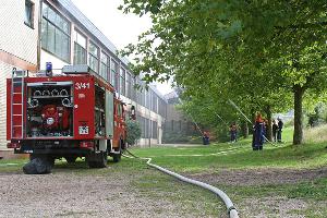 Bild: Auch auf der Rückseite des Schulgebäudes gingen die jungen Feuerwehrleute in Stellung