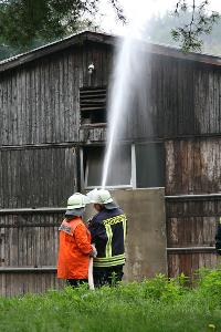 Bild: Löschangriff auf dem Aussengelände des Marienhofes