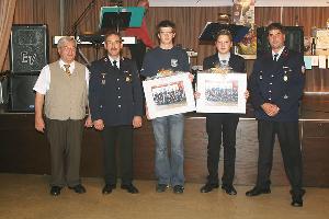 Bild: Christian Ney und Marius Schmitt wurden von der Jugendfeuerwehr in die Einsatzabteilung der Feuerwehr übernommen (hier zusammen mit ihren beiden Jugendbetreuern und Ortsvorsteher Berthold Schmidt)