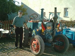 Bild: Otto Helemann zeigt stolz seinen alten Lanz Bulldog.