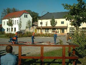 Bild: Die Jugendfeuerwehr aus Nehesdorf zeigt den Besuchern einen Löschangriff auf ein brennendes Häuschen.
