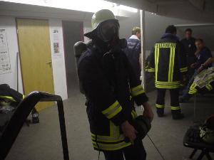 Bild: Wehrmann in kompletter Atemschutzausrüstung.